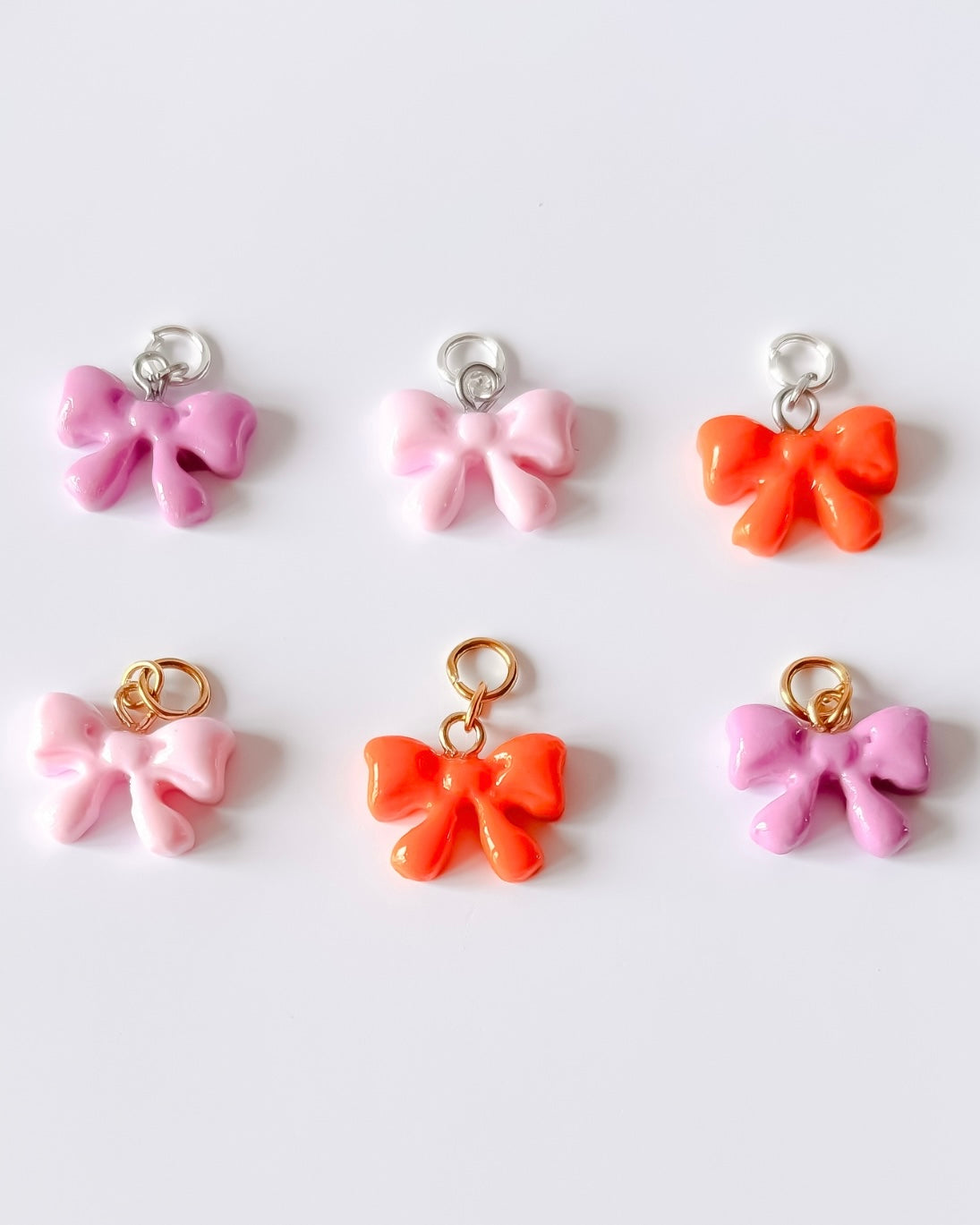 Charm nœud rose stylisé en pâte polymère, bijou délicat fait main à accrocher sur créole ou chaîne