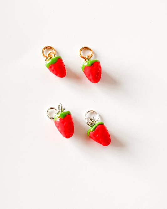 Charm fraise rouge fait main en pâte polymère, bijou fruité artisanal pour créoles personnalisables