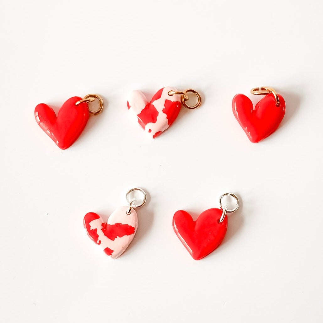 Petit cœur stylisé fait main, bijou artisanal rouge compatible avec créoles personnalisables