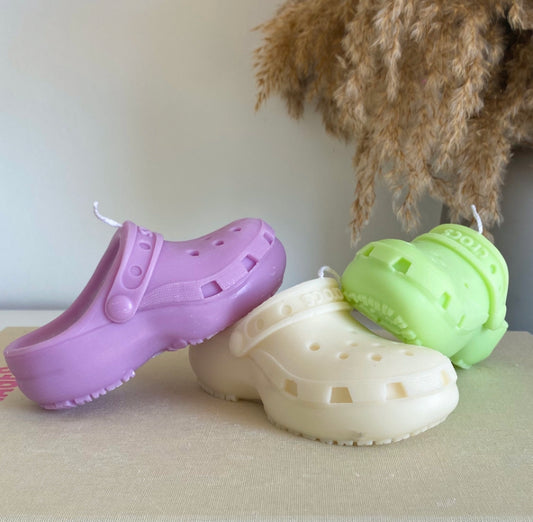 Photo de bougies crocs en différents coloris : violet, blanc, vert pomme