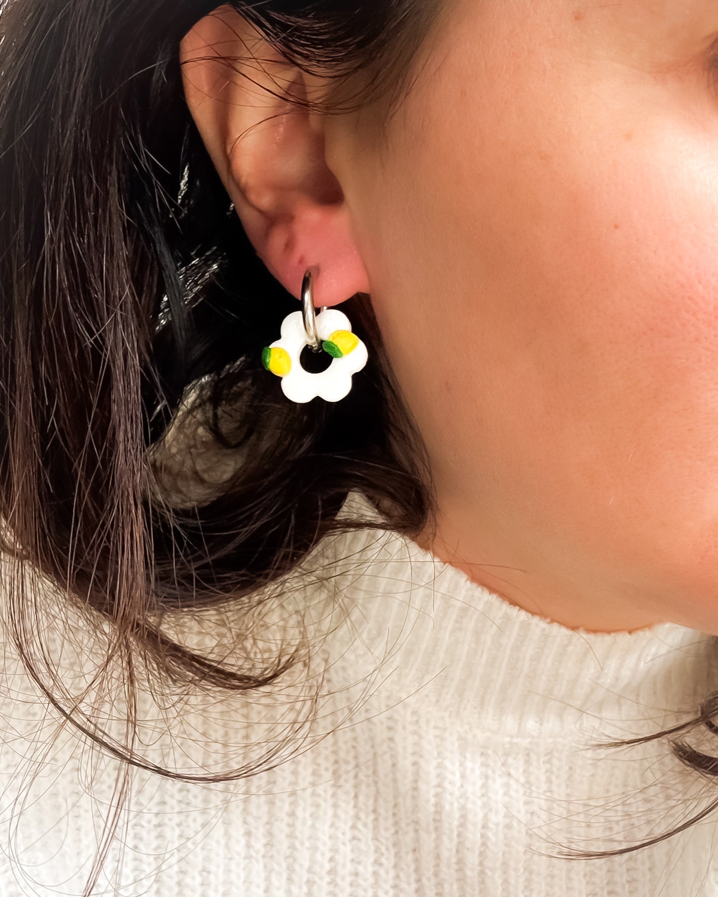 Photo d'une boucle d'oreille créole fleur citron