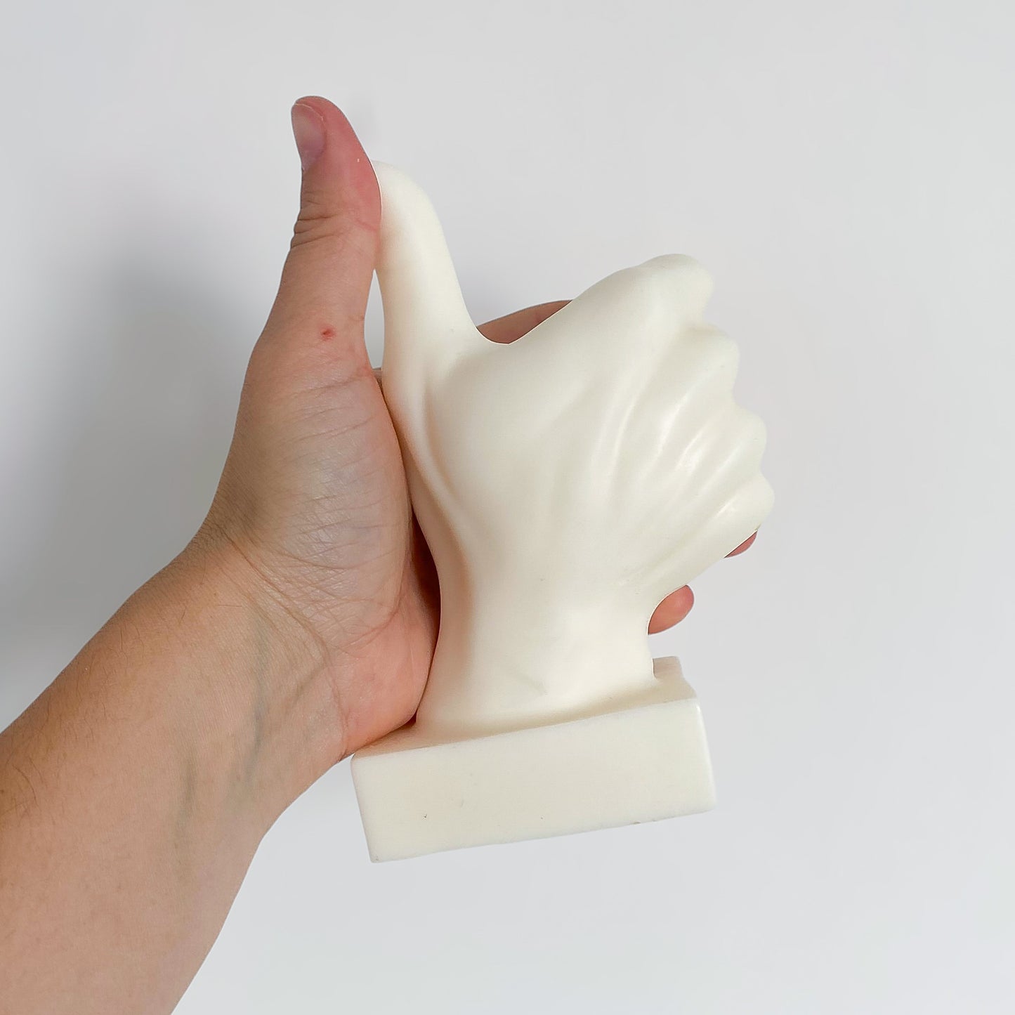 Photo d'une bougie blanche en forme de pouce
