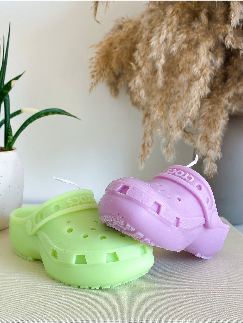 Photo d'une bougie crocs vert pomme et d'une bougie crocs violette