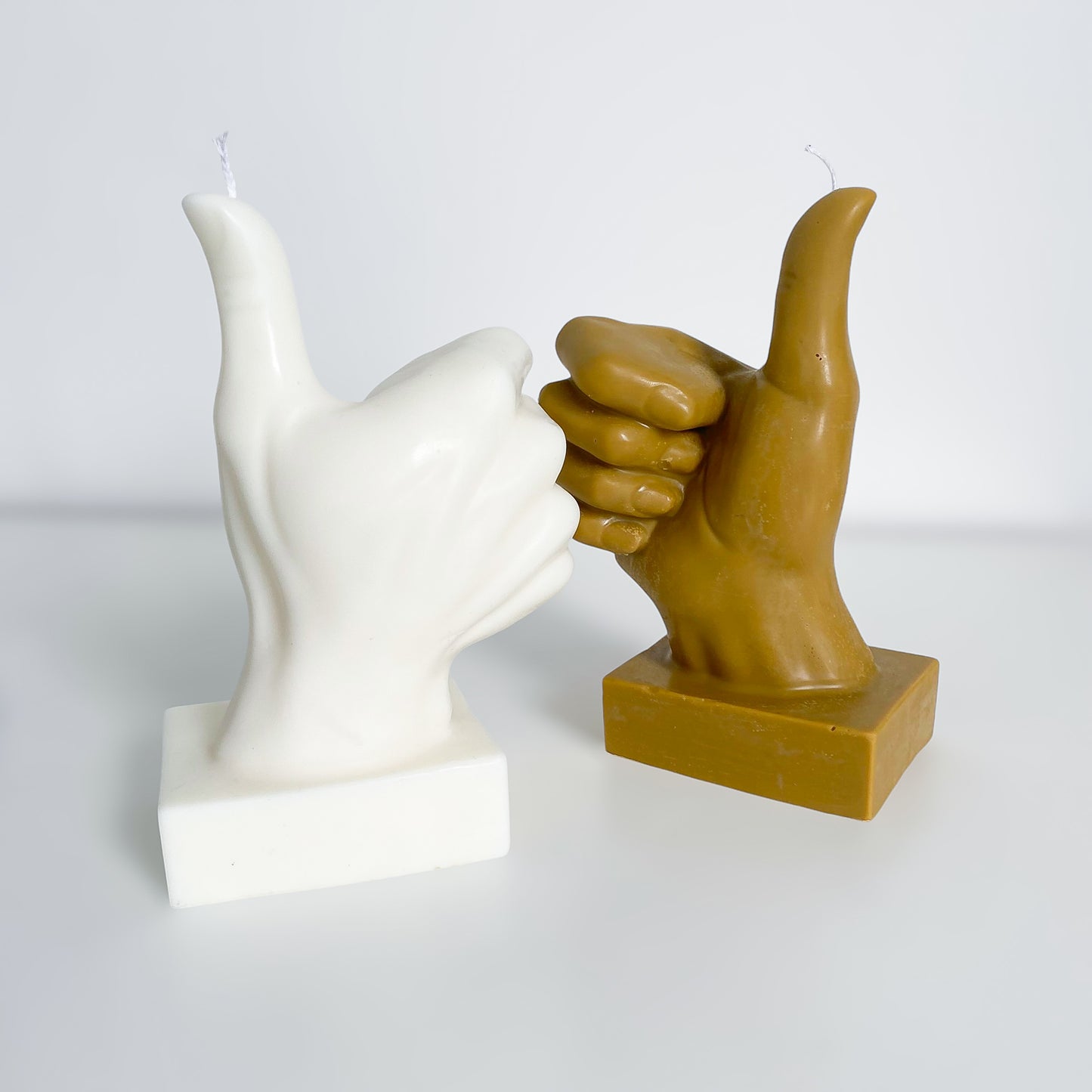 Photo d'une bougie pouce blanche et d'une bougie pouce marron