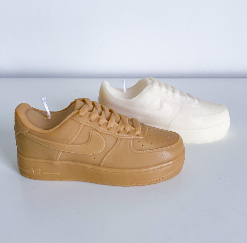 Photo de deux bougies air force 1, l'une marron et l'autre blanche