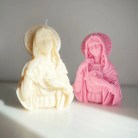 Deux bougies représentant la vierge marie, l'une blanche et l'autre rose fluo