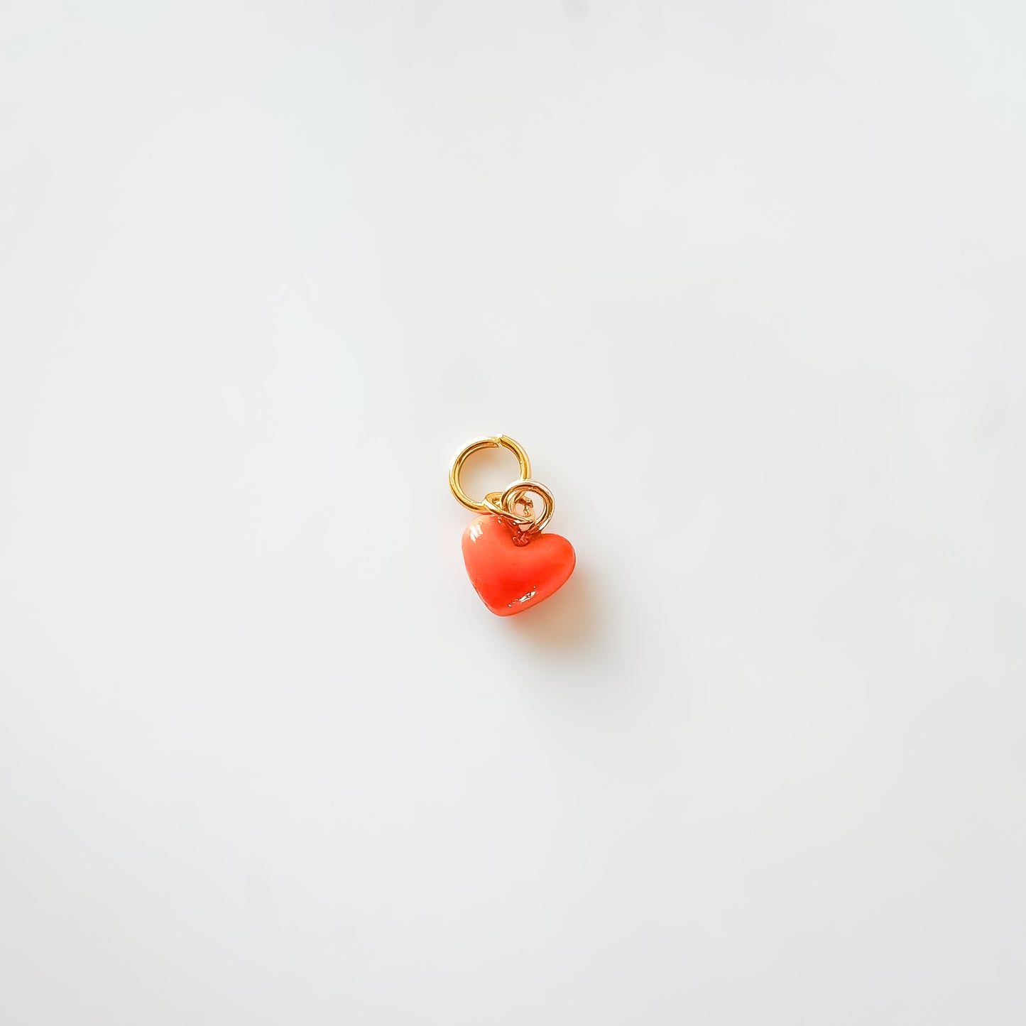 photo d'un charm coeur orange