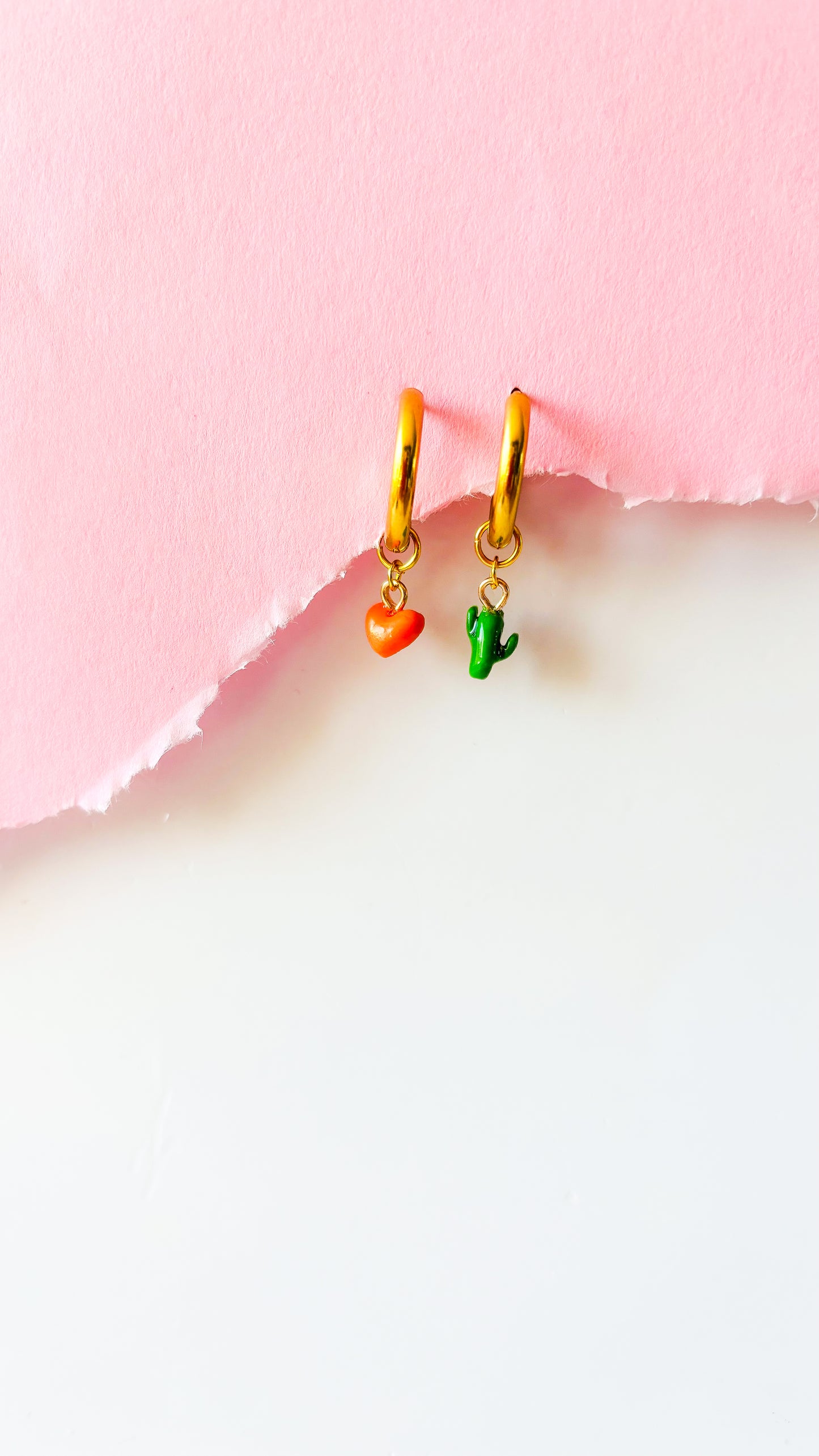 Un charm coeur orange à côté d'un charm cactus