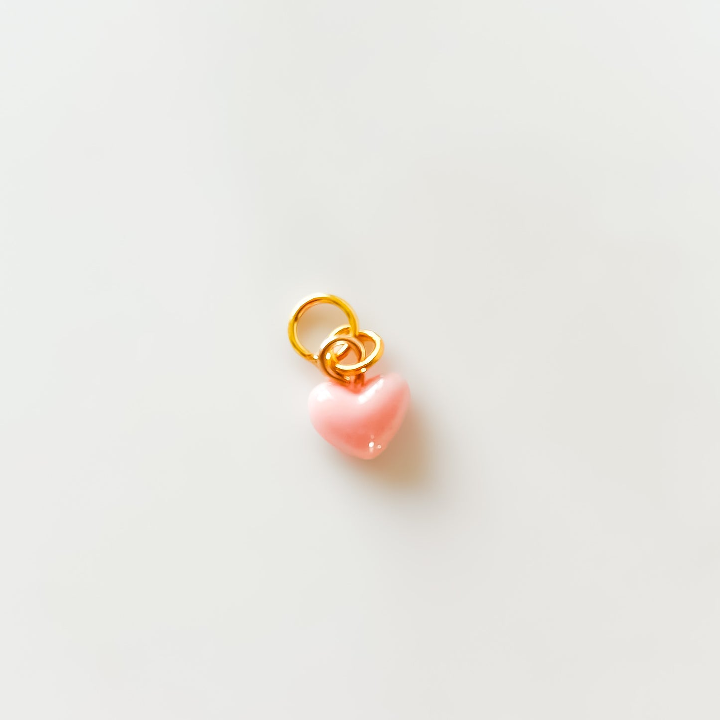 Photo d'un charm en forme de coeur et de couleur rose