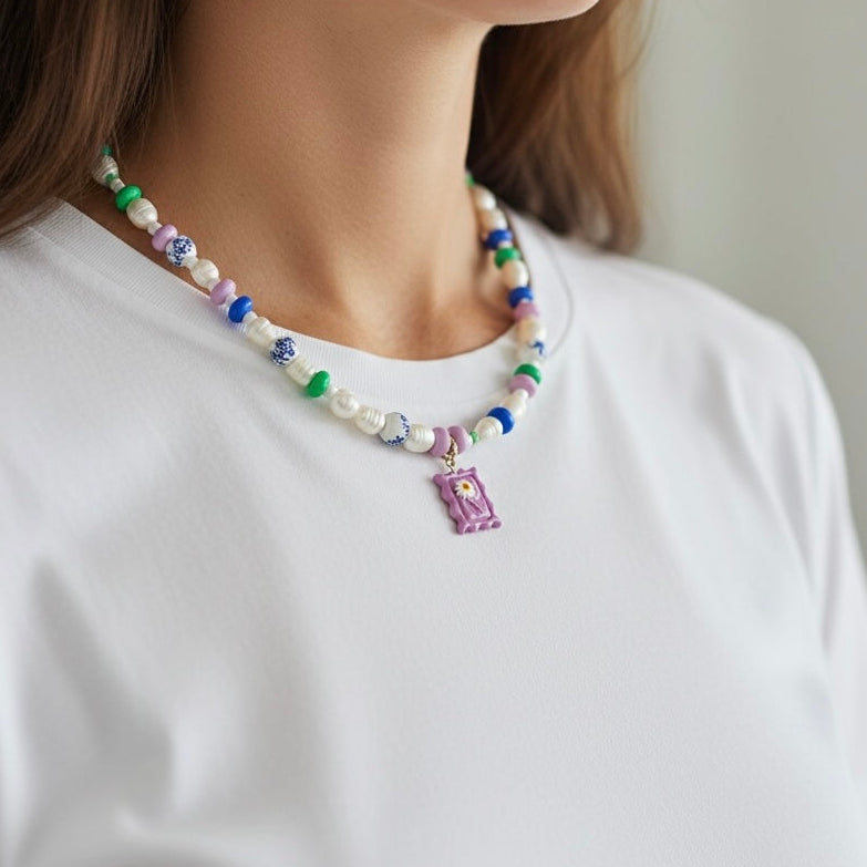 Charm timbre orange avec fleurs jaunes, fait main en pâte polymère, interchangeable, clip pour collier, bracelet ou chaîne, bijou coloré et modulable.