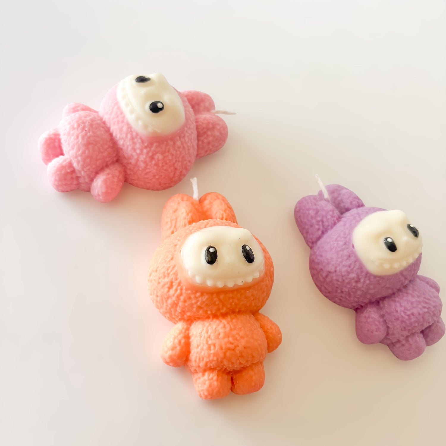 Bougie décorative pour enfants, design mignon en forme de bubus et dinosaures, couleurs douces et style ludique.