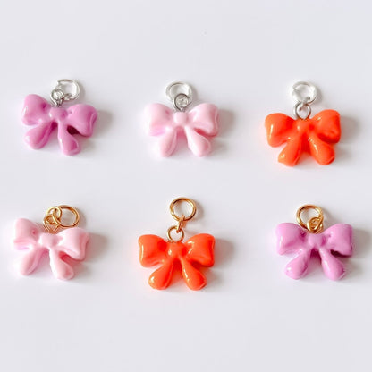 Charm nœud rose stylisé en pâte polymère, bijou délicat fait main à accrocher sur créole ou chaîne
