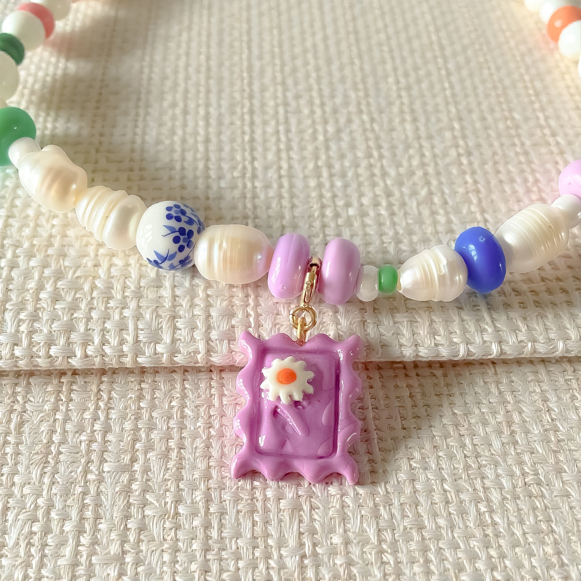 Charm timbre violet fait main en pâte polymère, interchangeable, clip pour collier, bracelet ou chaîne, bijou coloré et modulable.