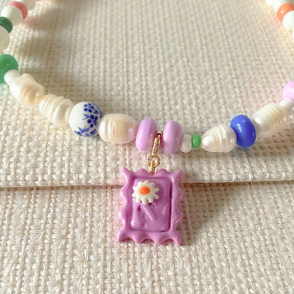 Charm timbre violet fait main en pâte polymère, interchangeable, clip pour collier, bracelet ou chaîne, bijou coloré et modulable.