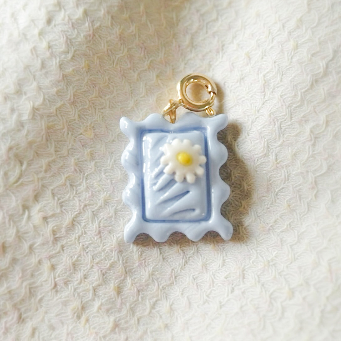 Charm timbre bleu fait main en pâte polymère, interchangeable, clip pour collier, bracelet ou chaîne, bijou coloré et modulable.