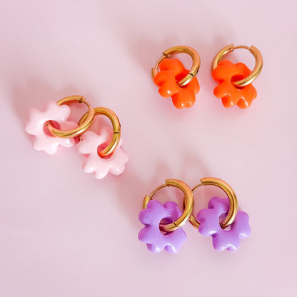 Illustration artisanale d’une fleur pop aux couleurs vives et éclatantes, style graphique moderne et lumineux

