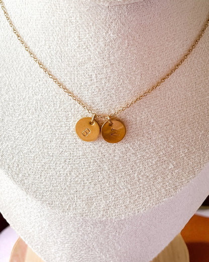 Collier doré avec médailles rondes personnalisables poinçonnées à la main

