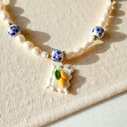 Charm citron en forme de timbre, fait main en pâte polymère, avec clip interchangeable or ou argent.