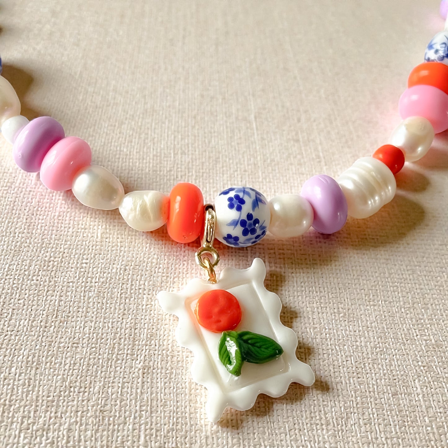 Charm en forme de timbre décoré d’oranges, fait main en pâte polymère, interchangeable pour collier, chaîne ou bracelet.