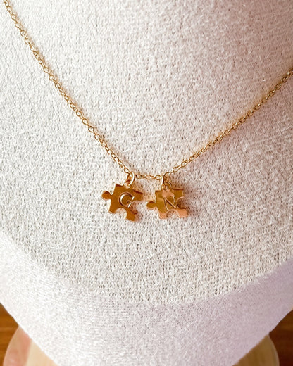 Collier puzzle doré personnalisable avec initiales poinçonnées à la main