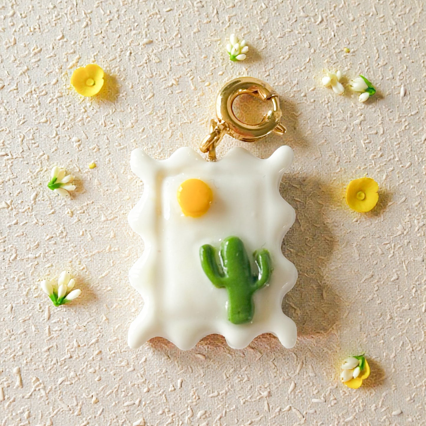 Charm en forme de timbre avec un cactus vert fait main en pâte polymère, finition clip or ou argent.