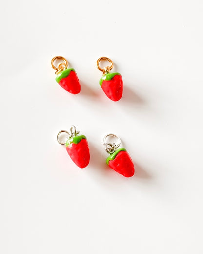 Charm fraise rouge fait main en pâte polymère, bijou fruité artisanal pour créoles personnalisables
