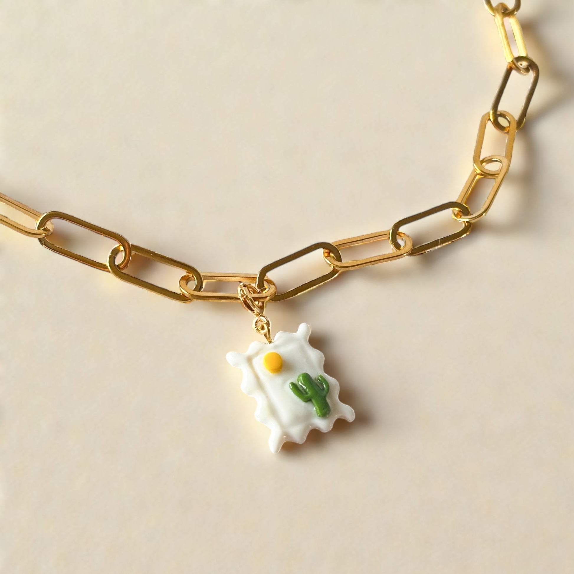 Charm en forme de timbre avec un cactus vert fait main en pâte polymère, finition clip or ou argent.