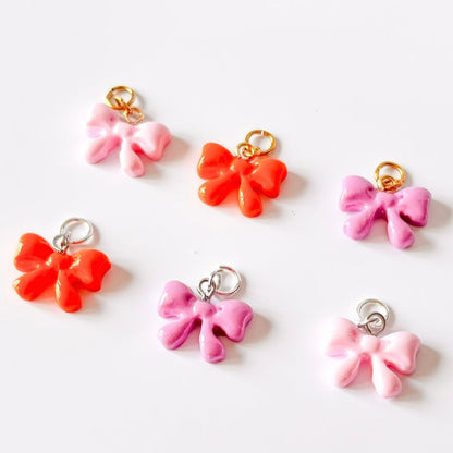 Charm nœud rose stylisé en pâte polymère, bijou délicat fait main à accrocher sur créole ou chaîne
