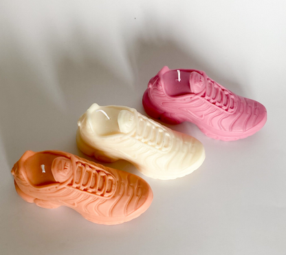 Photo de 3 bougies TN posées côte à côte : l'une est orange, la seconde blanche et la dernière rose