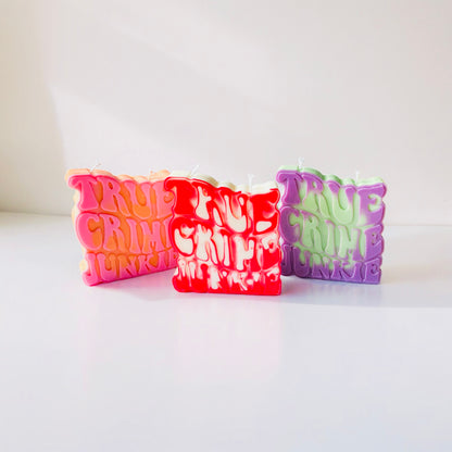Photo d'un assortiment de bougies true crime junkie de différentes couleurs