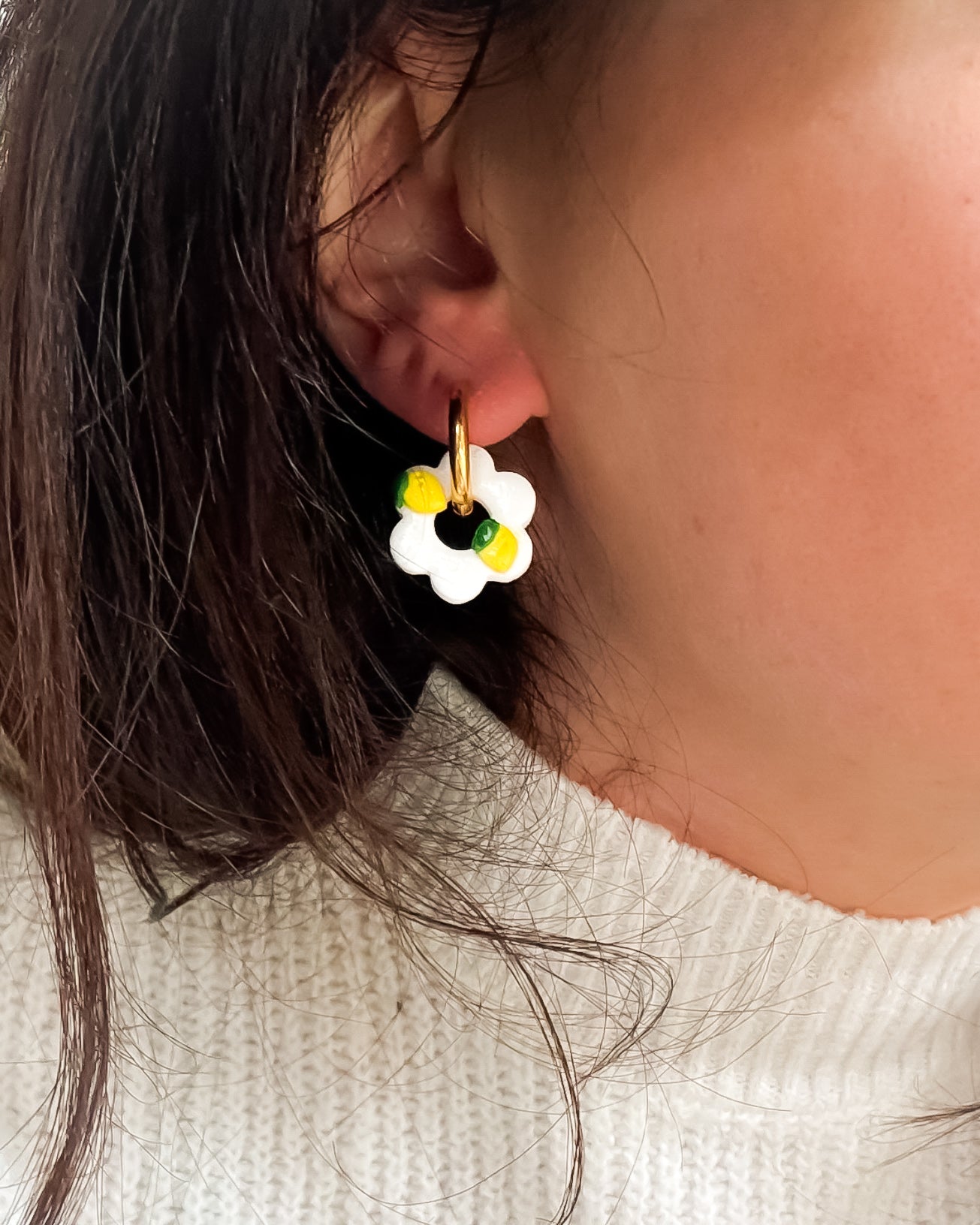 Photo d'une boucle d'oreille créole fleur citron plaquée or 