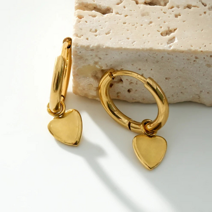 deux boucles d'oreilles créoles plaquées or avec un petit coeur plaquée or également