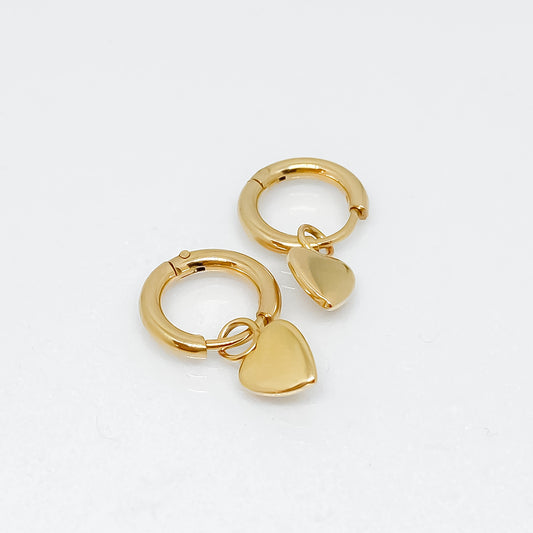 photo d'une paire de boucles d'oreille créoles avec coeur