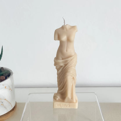 Une bougie en forme de buste de femme