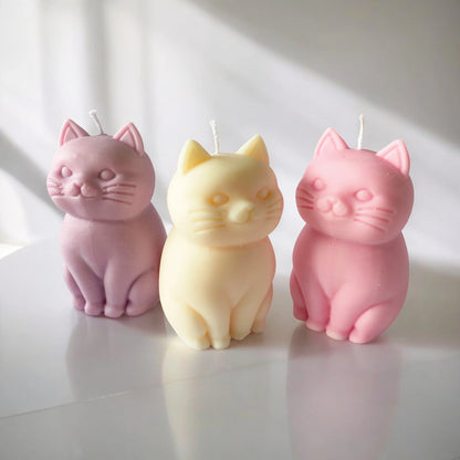 photo de plusieurs bougies chat de différentes couleurs (violet, blanc, rose)