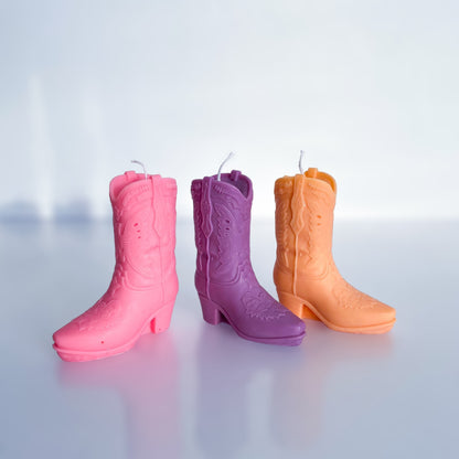 Photo de 3 bougies santiags de différentes couleurs 