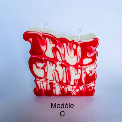 Photo d'une bougie true crime junkie rouge et blanche