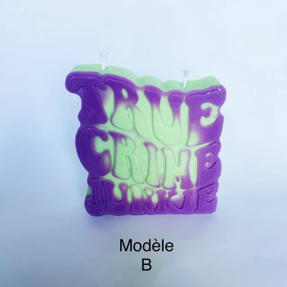 Photo d'une bougie true crime junkie violette et vert