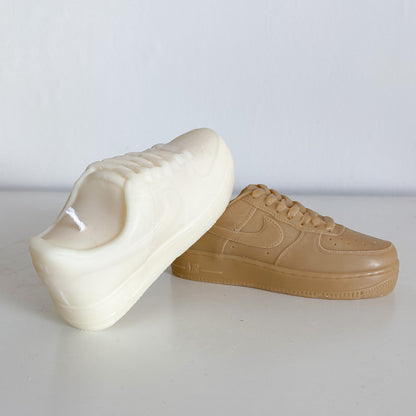 photo d'une bougie air force 1 blanche posée sur une bougie air force 1 marron