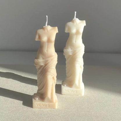 Deux bougies de buste de femme, posées côte à côte