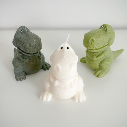 3 bougies dinosaure de différentes couleurs : vert foncé, vert pomme, blanc