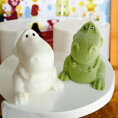 Photo de deux bougies en formes de dinosaure (T-Rex)