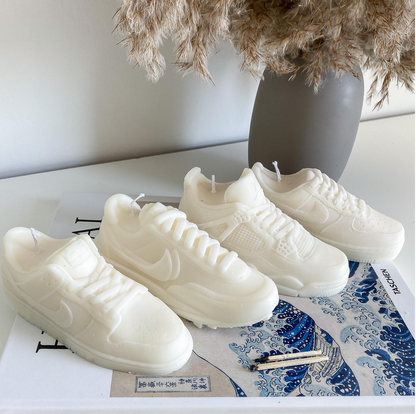 photo de plusieurs modèles de bougies nike, dont une bougie air force 1 blanche