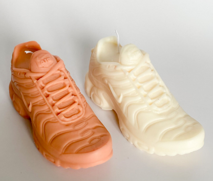 Photo de deux bougies TN, l'une orange et l'autre blanche