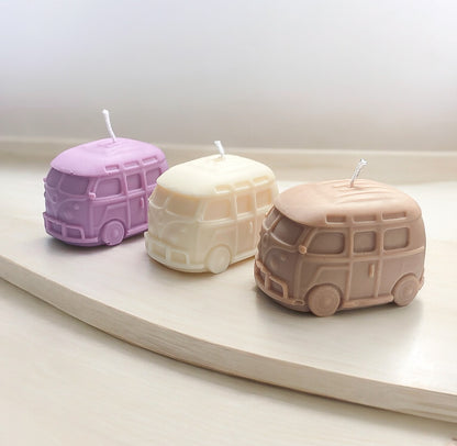 Photo de plusieurs bougies VAN posées côte à côte, en plusieurs coloris (violet, blanc, marron)