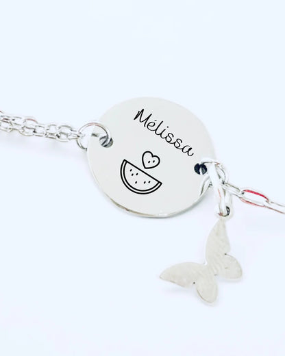 Photo d'un bracelet plaquée argent avec une médaille à graver et un charm papillon