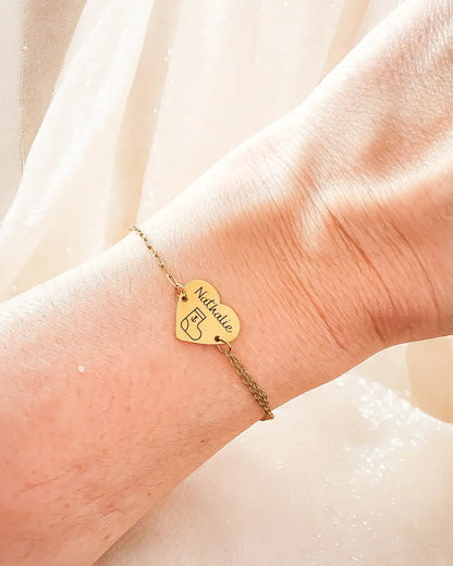 photo d'un bracelet avec coeur à graver portée par une femme