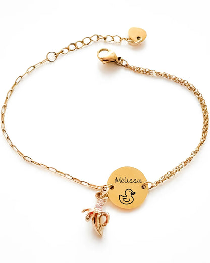Photo d'un bracelet avec médaille à graver, plaquée or et accompagné d'un banana charm
