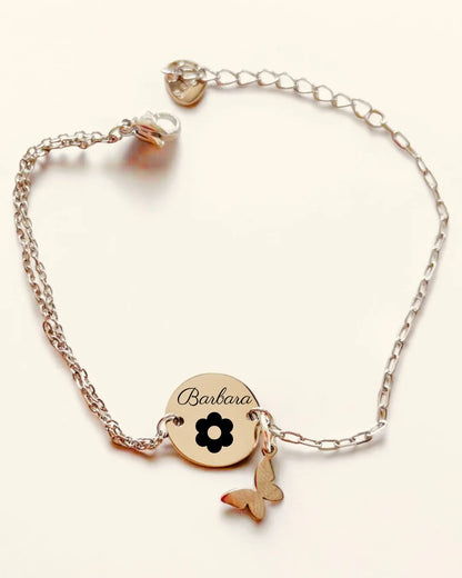 Photo d'un bracelet de la marque Gigi Pop, plaqué or, avec médaille ronde à graver et charm papillon