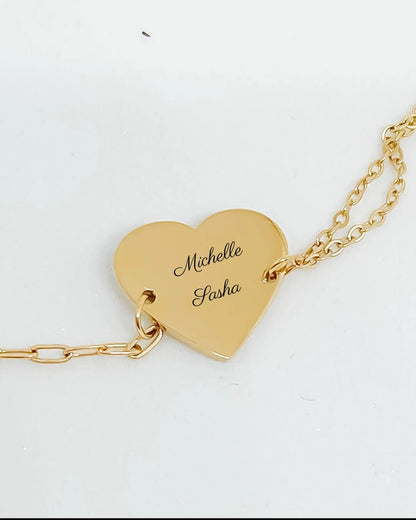 Photo d'un bracelet avec coeur à graver sur lequel on voit deux prénoms
